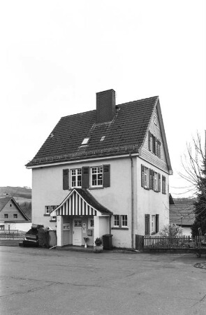 Altes Bürgermeisteramt, heute Schule (ehemaliges Bürgermeisteramt, heute Wohnhaus, Massivbau); Battenberg, Bahnhofstraße 3