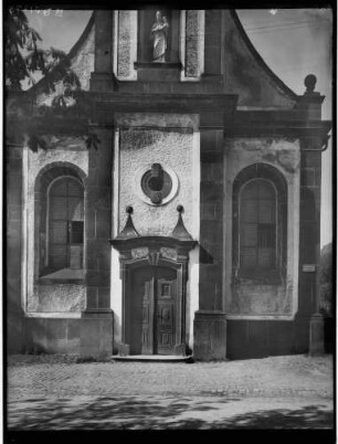 Moosbronn Wallfahrtskirche Maria Hilf Ansicht der Vorderseite mit Hauptportal