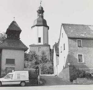 Kirche : Stadtteilansicht mit Turm der Kirche