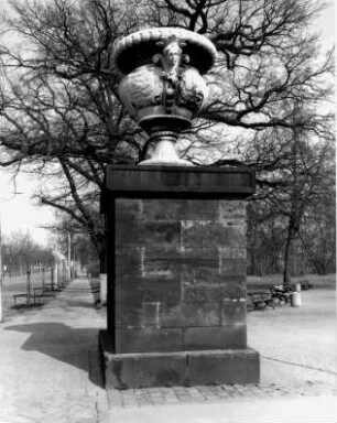 Dresden-Altstadt. Prunkvase (A. Corradini) mit der Darstellung der vier Jahreszeiten, stadtseitiger Eingang der Hauptallee im Großen Garten