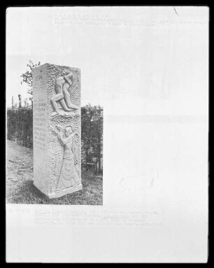 Siegesstele für die Kämpfer der 1. Olympiade im Jahre 1896 in Athen; Ringergruppe, Nike mit dem olympischen Feuer