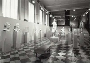 Kopf Schillers für das Goethe-Schiller-Denkmal in Weimar : Raumaufnahme. Mosaiksaal mit Köpfen Goethes und Schillers für das Goethe-Schiller-Denkmal in Weimar (1856; E. Rietschel) sowie Kolossalstatue Lessings für das Braunschweiger Lessing-Denkmal (1848-1849; E. Rietschel)