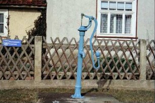 alte Wasserpumpe auf dem Dorfanger