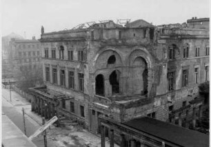 Blick auf den zerstörten Übergang und die zerstörte Fassade des Neuen Museums
