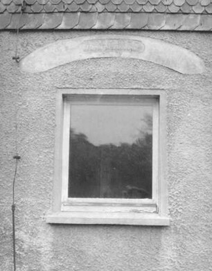 Burkersdorf (Frauenstein-Burkersdorf), Dorfstraße 81. Alte Schule (1839). Fenster mit Bogen und Inschrift