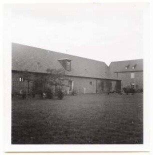 Grünflächen an der Albrecht-Dürer-Schule, Bromberg: Ansicht Schulgebäude mit Turmuhr