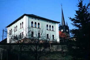 Schule und Kirchturm