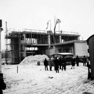 Am Exerzierplatz: Harksheider Volks- und Sonderschule: Richtfest des ersten Bauabschnittes im Winter, vorne Gäste