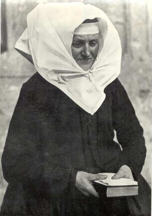 Trauertracht aus Bergen : Kleidung - Hoyerswerdaer Tracht. Ort: Hory pola Wojerec / Bergen bei Hoyerswerda. Bäuerin in tiefster Trauer (Trauertracht).