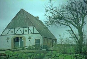 Fürstenkaten: Bauernhaus mit Blechdach: Giebelseite Wirtschaftstrakt: mit Scheunentor und Stalltür: Traufseite mit Eingangstür
