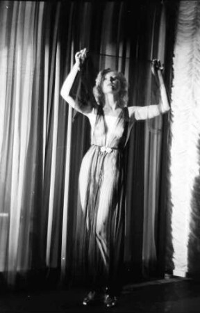 Berlin: Kabarett der Komiker; Dorothy von Bruck; tanzt