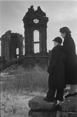 Dresden-Altstadt. Ruine der Frauenkirche. Frau mit Jungen im Vordergrund