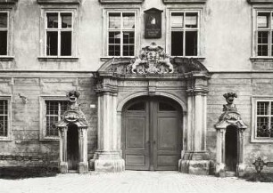Eichstätt, Fürstbischöfliche Residenz, Portal an der Südseite mit gesprengtem Giebel und Wappen sowie Schilderhäuschen