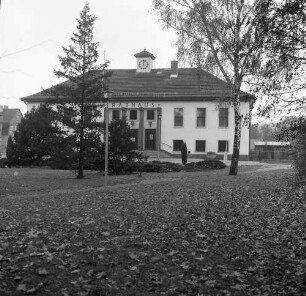 Fredersdorf-Vogelsdorf, Lindenallee 3. Rathaus (1937/1938; H. Pust). Ansicht aus einer Parkanlage