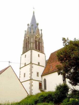 Ansicht von Norden in erhöhter Lage am Ortsrand