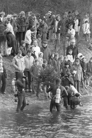 Taucherclub "Muräne 1968". Weihnachtstauchen im Ententeich bei Daxlanden mit Versenkung eines brennenden Weihnachtsbaumes