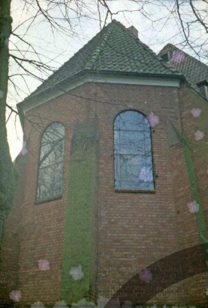 Kirchenstraße 13: Martin-Luther-Kirche: Teilansicht: Apsis mit Strebepfeilern, Buntglasfenstern