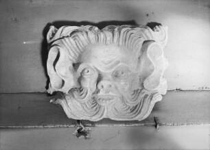 Skulpturenschmuck vom Altstädter Brückenturm — Bärtige Maske mit großen Ohren