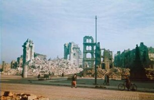 Dresden-Altstadt. Neumarkt mit Ruine der Frauenkirche