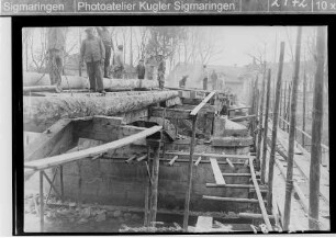 Landesbauamt Sigmaringen - Umbau der Nepomukbrücke (Bauhofbrücke); Blick auf die Brücke; zahlreiche Bauarbeiter bei der Arbeit