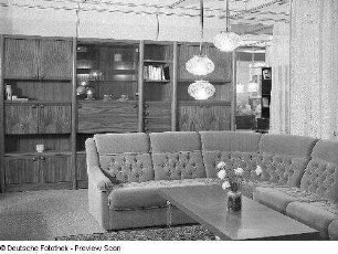 Ausstellungskoje mit Wohnzimmermöbeln (1981; VEB Möbelkombinat Zeulenroda-Triebes (ZEUTRIE))
