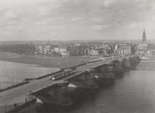 Dresden. Blick vom Ständehaus über die Augustusbrücke zur Neustadt mit Blockhaus und Dreikönigskirche : Dresden, Augustusbrücke