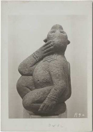 "Steinfigur eines tanzenden Affen mit Armringen und Schneckenbrustschmuck des Macuilxochitl (?)"