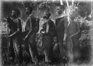 Frauen und Kinder der Massai : Gruppenportrait von Frauen und Kindern der Massai mit Hals und Ohrschmuck sowie Armbändern, zur Seite stehend