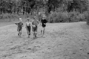 Kinderheim im Volkseigenen Betrieb "Fortschritt" : Heimkinder beim Ballspiel
