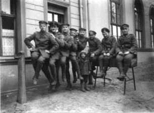 1. Weltkrieg. Gruppenaufnahme von Soldaten vor einem Haus