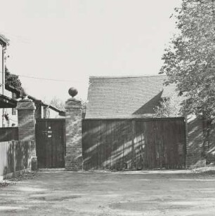 Markkleeberg-Wachau, Dreiseithof : Markkleeberg-Wachau (Kreis Leipziger Land), Dreiseithof, Bauernhofring 3, um 1880, 1. Hälfte 19. Jahrhundert, Straßenansicht der Toranlage