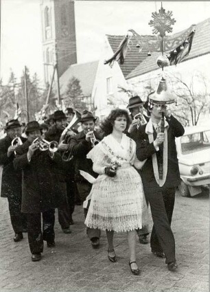Fastnacht in Dissen : Gesellschaftliche Volkskultur - Frühling. Ort: Dešno / Dissen. Festzug während der 100. Fastnacht (Zapust) 1980