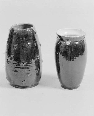 Vase mit Gesichtern am oberen Rand : Zwei Vasen (1. H. 20. Jh.; wohl K. Feuerriegel)