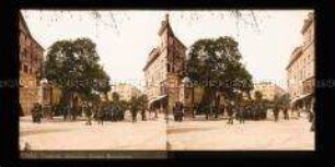 Straße in Ajaccio mit Soldaten und Passanten