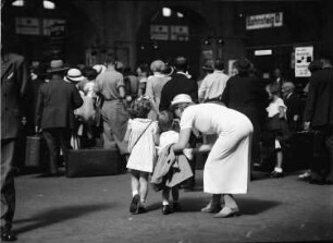 Berlin: Stettiner Bahnhof; wartende Reisende vor der Sperre, Vordergrund Mutter mit zwei Kindern