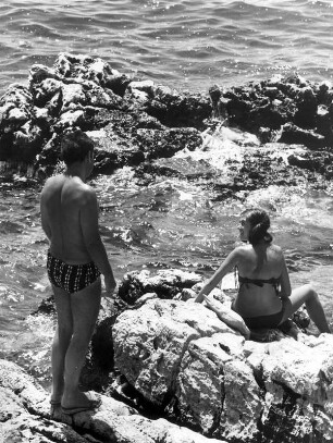 Italien. Urlaub an der Küste der Adria. Steiniger Strand