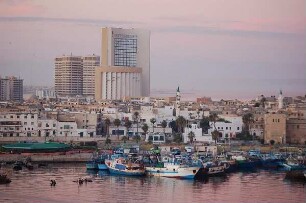 Tripolis - Hafen und Stadt : Fischereihafen und modernes Zentrum von Tripolis, Libyen, aufgenommen 2006
