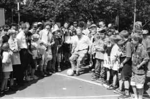 Restaurant McDonalds: Einweihungsfeier: Delegationschef der Fußballnationalmannschaft Uwe Seeler bei Schuss auf Torwand: Werbefigur Ronald McDonald, Kinder, Zuschauer: 17. Mai 1998