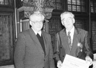 Freiburg im Breisgau: Prof. Dr. Hans Hofstätter, Direktor des Augustinermuseums, erhält von Generalvikar Otto Bechthold den Silvester-Orden
