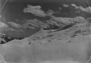 Panorama einer Gebirgslandschaft : Panorama einer schneebedeckten Gebirgslandschaft im Tian Shan Hochgebirge