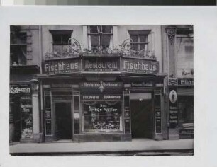 Dresden, Große Brüdergasse 17, Wohnhaus mit Restaurant "Fischhaus" mit Laden