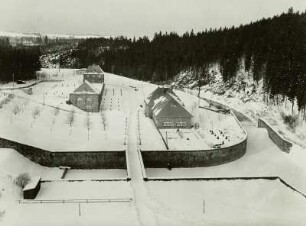 Talsperre Klingenberg, Blick von der Staumauer auf Hochwasserüberlauf und Kraftwerk im Winter