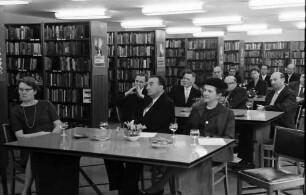 Freiburg: Amerikahaus; Ehrenurkunden für Prof. Dr. Büchner und Prof. Dr. Westphal, Gäste in der Bibliothek