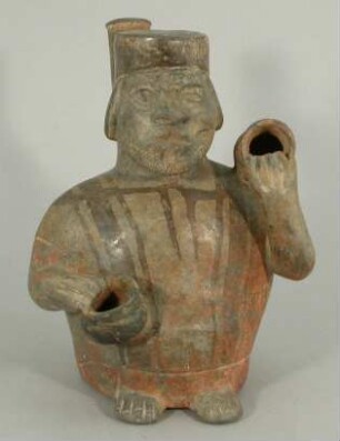 Stehende anthropomorphe Figur mit Gefäßen