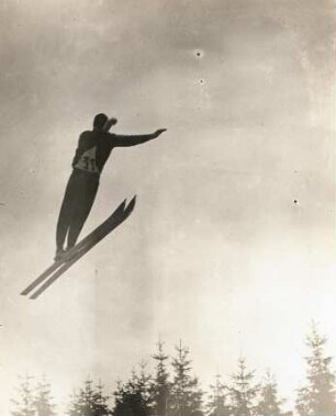 Johanngeorgenstadt. Der Skispringer Erich Recknagel (1904-1973) kurz nach dem Absprung