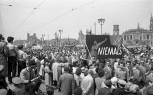 Dresden-Altstadt, Ernst-Thälmann-Straße. Demonstrationszug anlässlich des 1. Mai ("Internationaler Kampftag der Werktätigen"). Blick über die nach Enttrümmerung entstandene Freifläche nördlich der Straße auf die Ruinen von Taschenbergpalais, Residenzschloss und Johanneum