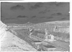 Staustufe Himmelstadt. Baumaßnahmen. Im Hintergrund die Mainbrücke von Himmelstadt.