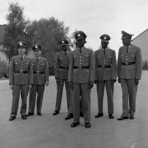 Gruppenbildnis afrikanischer Polizeischüler. Aufnahme wohl im Gelände der Polizeischule