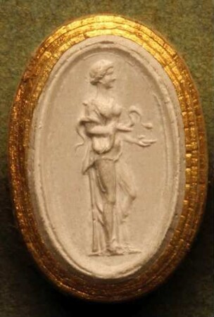 Stehende Hygieia, die Schlange speisend (Daktyliothek, Erstes Mythologisches Tausend)