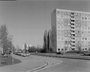 Hochhaus : Wohnkomplex VII. Blick von der Einmündung An der Feuerwehrwache gegen Hochhaus Rennbahnring